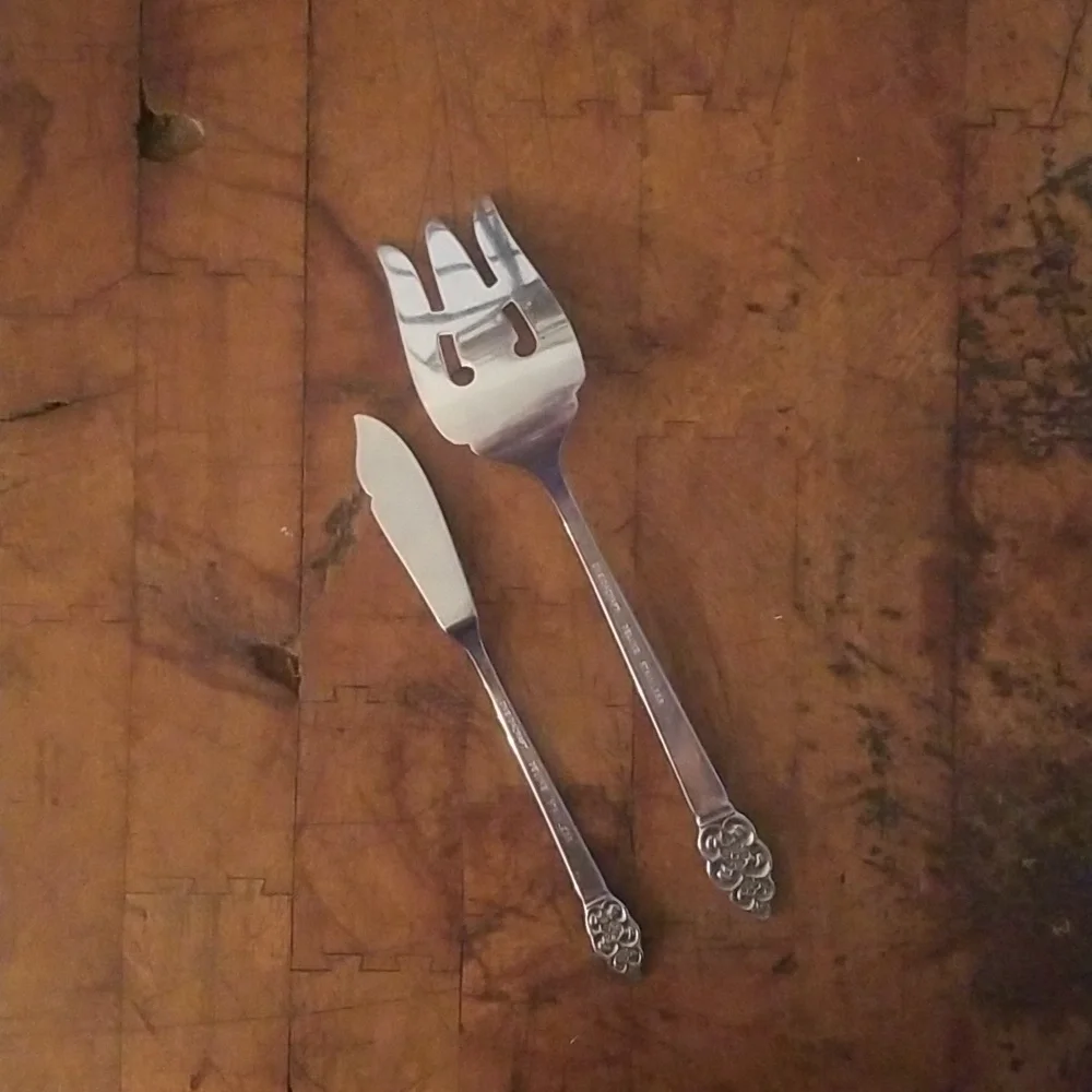 Oneidacraft Deluxe Stainless Butter Knife and Meat Fork  2 piece